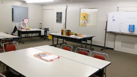 会場設営中風景。当日地震が来て焦りました。混乱もなく無事で何より！